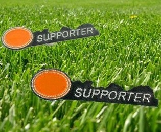 Pin Suporter Sepak Bola Oranye (12 pcs)